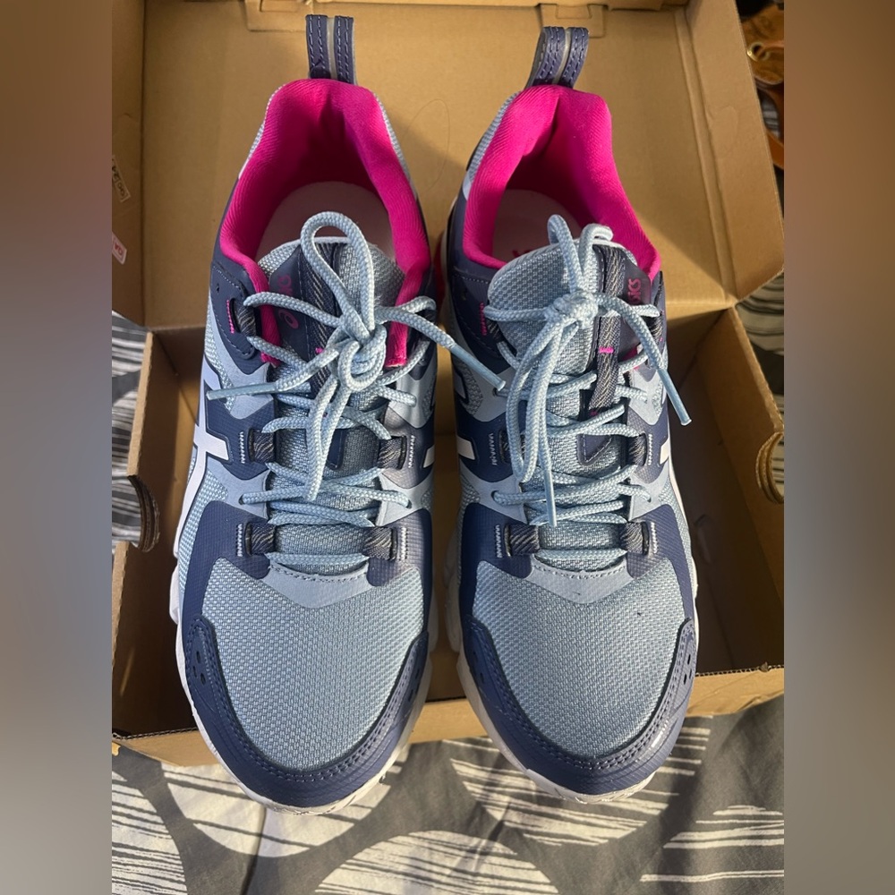 Great condition, gel ASICS size 8/12